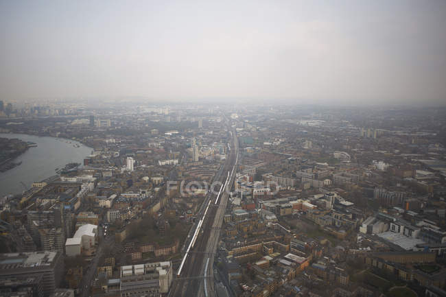 Paisaje urbano aéreo del río Támesis y la ciudad, Londres, Inglaterra, Reino Unido - foto de stock