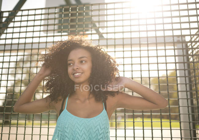 Portrait de jeune joueuse de basket avec les mains dans les cheveux — Photo de stock