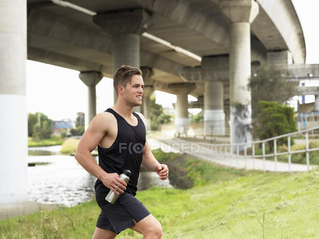 Молодий чоловік біжить, на відкритому повітрі — стокове фото