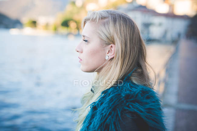 Portrait de jeune femme regardant le lac — Photo de stock