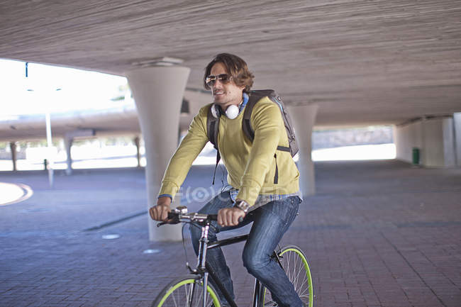 Metà uomo adulto in bicicletta attraverso sottopassaggio della città — Foto stock