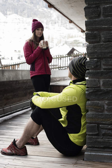MID дорослої пари носити зимовий одяг, Жінка тримає каву — стокове фото