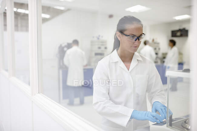 Scientifiques travaillant en laboratoire — Photo de stock