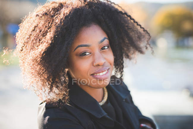 Close up retrato de sorrir jovem no parque — Fotografia de Stock