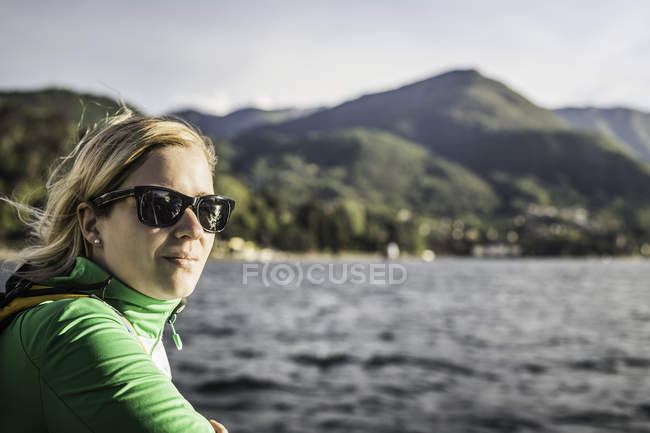 Porträt einer jungen Frau, Comer See, Italien — Stockfoto
