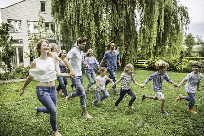 Drei-Generationen-Familie läuft im Garten — Stockfoto