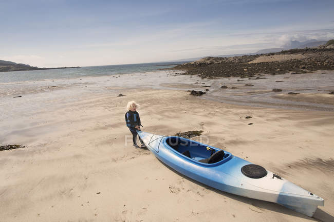Menino com canoa na praia, Loch Eishort, Ilha de Skye, Hébridas, Escócia — Fotografia de Stock