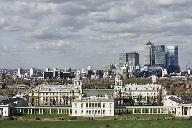 Vista elevada de la Universidad de Greenwich y Canary Wharf, Londres, Reino Unido - foto de stock