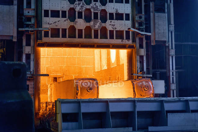 Червоний гарячі сталі в печі на металургійних заводів — стокове фото