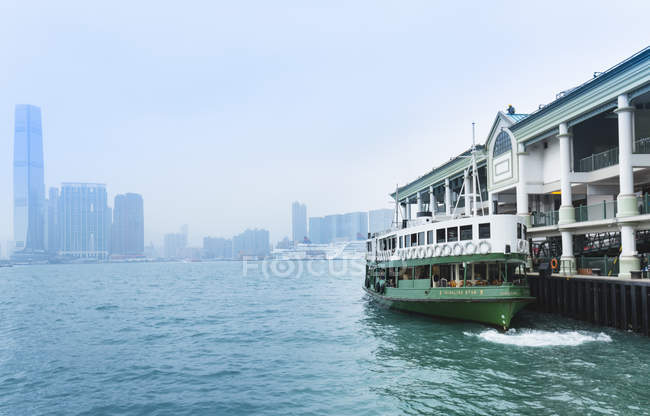 Star Ferry Terminal e horizonte de Kowloon, Victoria Harbour, Hong Kong, China — Fotografia de Stock