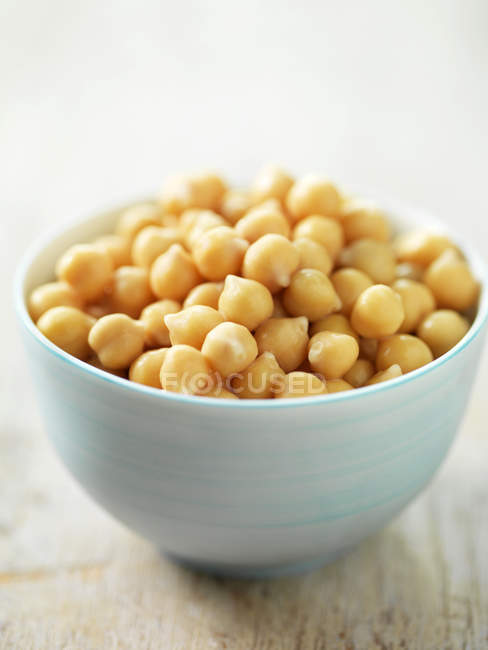 Boiled chick peas in blue bowl, close up shot — Stock Photo