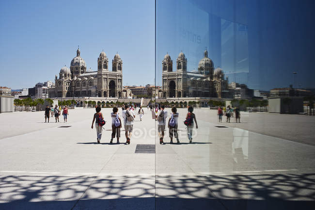 Дзеркальне відображення туристів і Марсель собору, Марсель, Франція — стокове фото
