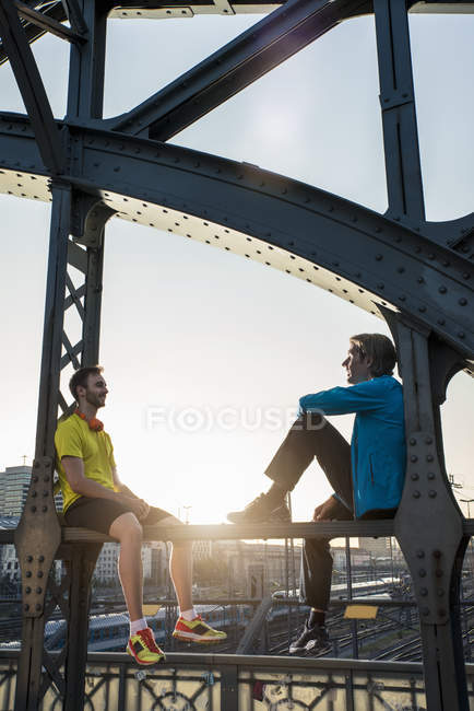 Freunde entspannen auf Brücke, München, Bayern, Deutschland — Stockfoto