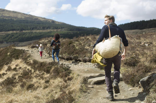 Familienwandern auf Pfaden in Hügeln, Feenpools, Insel Skye, Hebriden, Schottland — Stockfoto