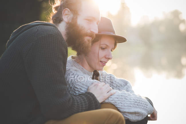 Junges Paar im Sonnenlicht — Stockfoto