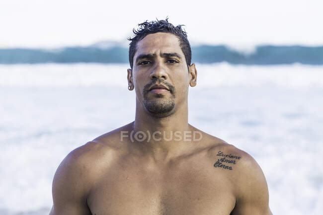 Portrait of barechested, mid adult man by sea — Stock Photo