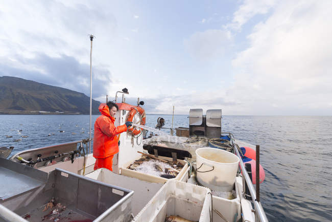 Fischer stürzt sich auf Fischerboot — Stockfoto