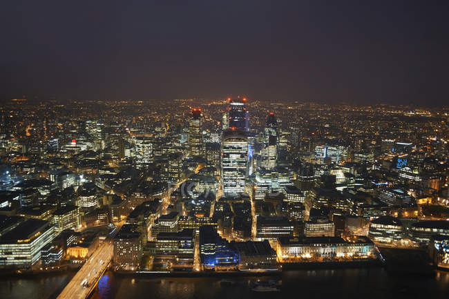 Высокоугольный город-река Тамс и сити-огни ночью, Лондон, Англия, Великобритания — стоковое фото