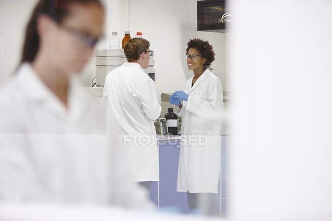 Científicos trabajando en laboratorio - foto de stock