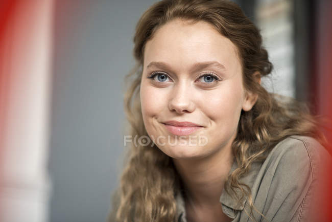 Ritratto di bella giovane donna con lunghi capelli biondi ondulati — Foto stock