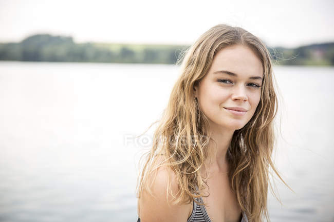 Retrato de mujer joven junto al lago - foto de stock