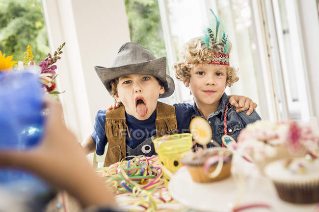 Ritratto di ragazzi che tirano facce alla festa di compleanno dei bambini — Foto stock
