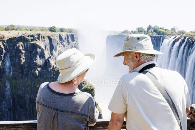 Couple looking out to Victoria Falls, Zambia — Stock Photo