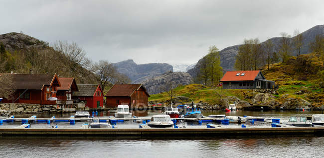 Vista panoramica del villaggio e del porto, Lysefjord, contea di Rogaland, Norvegia — Foto stock