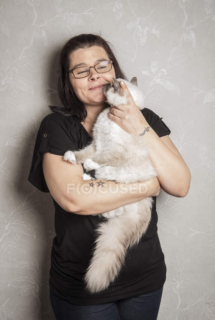 Portrait de Ragdoll chat avec propriétaire — Photo de stock