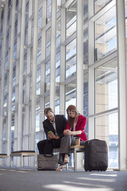 Businesswoman and colleague waiting in conference centre corridor — Stock Photo