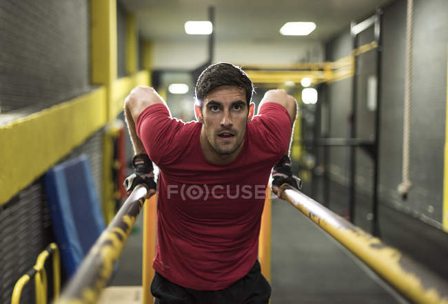 Mitte erwachsener Mann trainiert im Fitnessstudio — Stockfoto