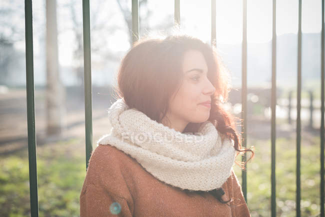 Retrato de una hermosa joven en el parque soleado - foto de stock