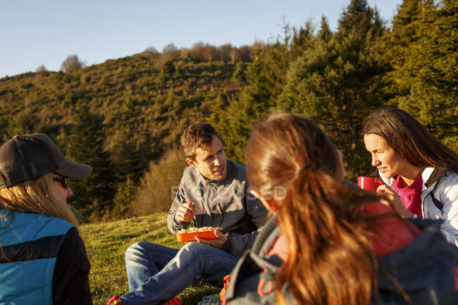 Hikers having picnic on hilltop, Montseny, Barcelona, Catalonia, Spain — Stock Photo