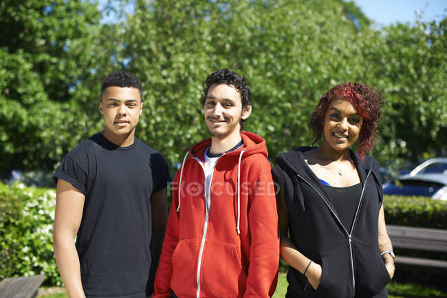 Portrait de trois amis du collège en dehors du collège — Photo de stock