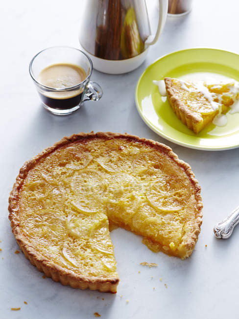 Нарезанный итальянский лимонный пирог и кофе — стоковое фото