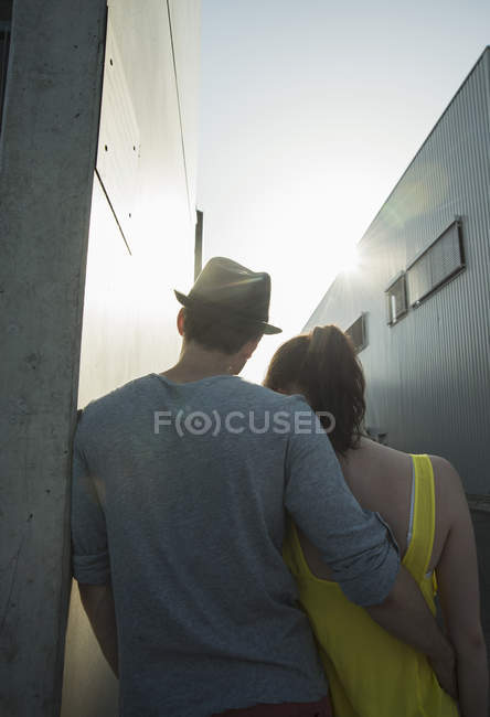 Вид сзади на молодую пару на улице — стоковое фото