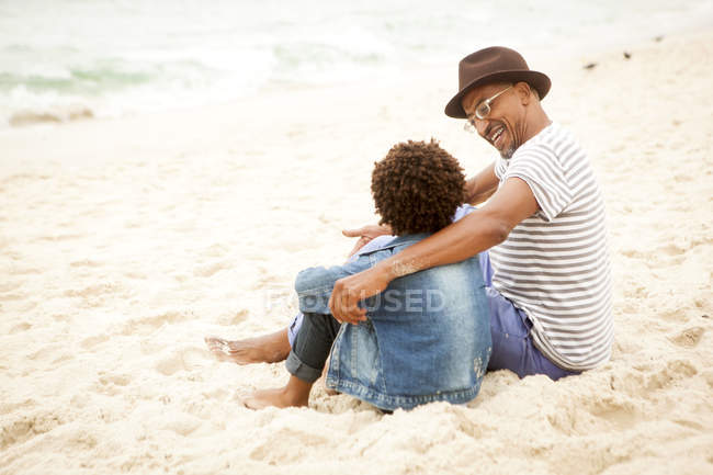 Avô e neto na praia, RIo de Janeiro, Brasil — Fotografia de Stock