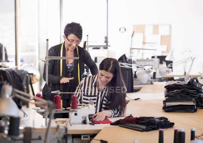 Deux couturières à la machine à coudre en atelier — Photo de stock