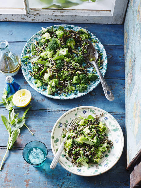 Дикий рис, горох и салат из брокколи — стоковое фото