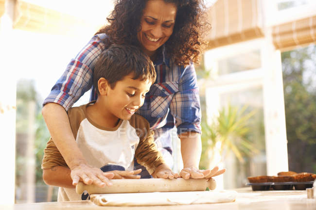 Mother and son baking in kitchen — Stock Photo
