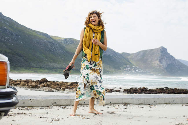 Молодая женщина смеется на пляже, Кейптаун, Западная Кейп, Южная Африка — стоковое фото