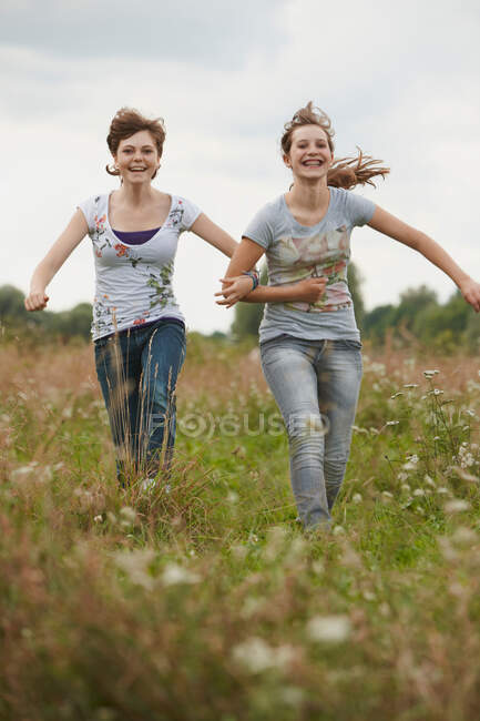 2 chicas divertidas juntas en un parque - foto de stock