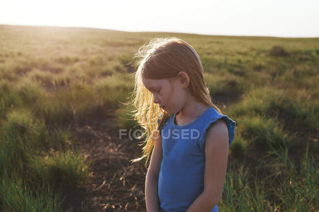 Девушка смотрит вниз в печали — стоковое фото
