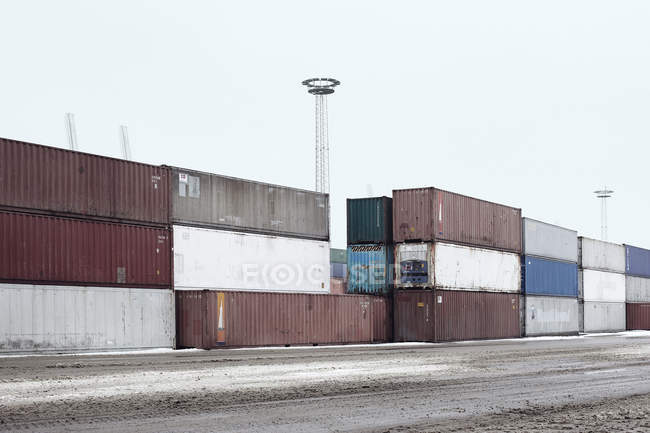 Recipientes em porto nevado na doca comercial — Fotografia de Stock