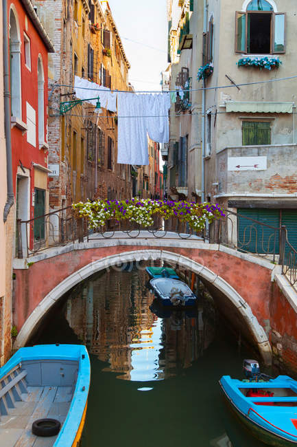 Bridge over urban canal, santa croce district — Stock Photo