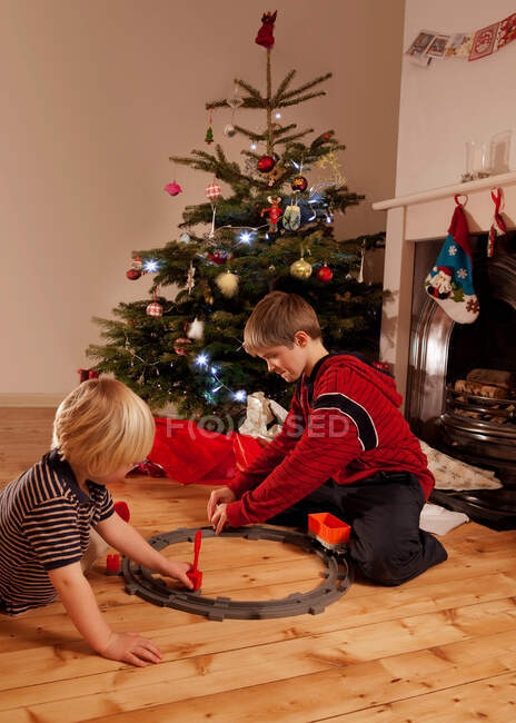 Zwei kleine Jungen spielen mit einem Zug-Set — Stockfoto