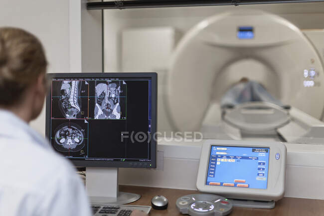 Médecin opérant CT scanner à l'hôpital — Photo de stock