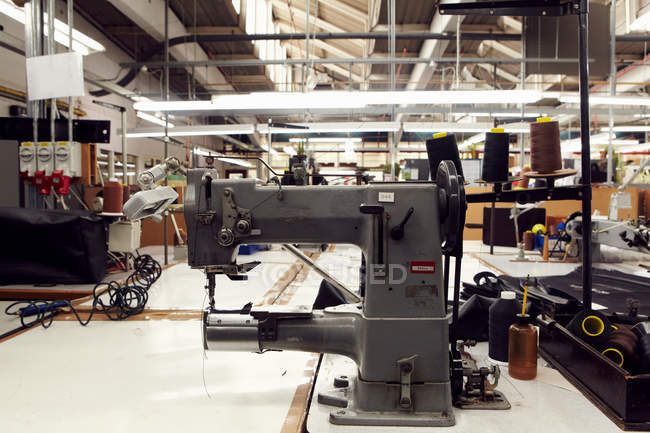 Macchina da cucire in fabbrica di abbigliamento — Foto stock