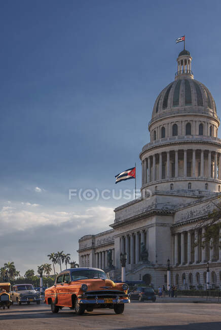 Vintage car driving front of Capitol Building, Havana, Cuba — стокове фото