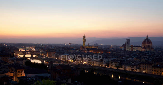 Luftaufnahme der wunderschönen Stadtlandschaft bei Sonnenuntergang, Florenz, Toskana, Italien — Stockfoto